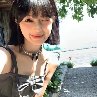 草丛中的人